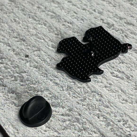 Pig in Yellow Boots Enamel Pin/ Brooch Lapel - Picture 4 of 6